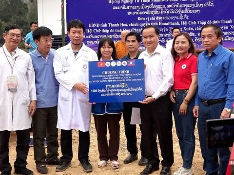 Khám, tư vấn sức khỏe, cấp thuốc miễn phí và tặng quà cho người nghèo tại tỉnh Hủa Phăn