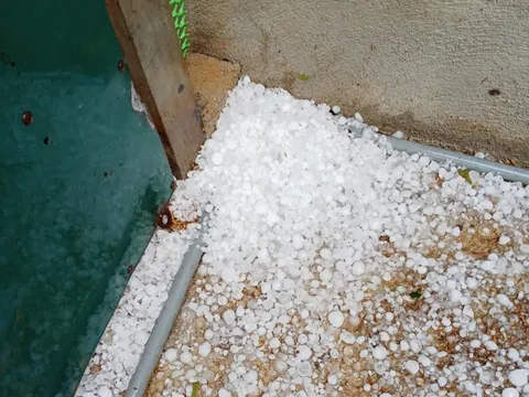 Nghệ An: Xuất hiện mưa đá, gió lốc ở huyện miền núi