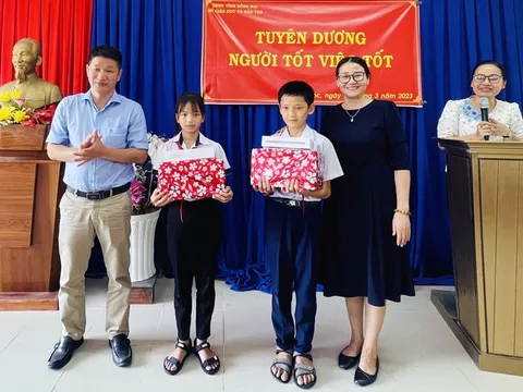 Khen thưởng hai học sinh trả lại hơn 100 triệu đồng cho người đánh rơi