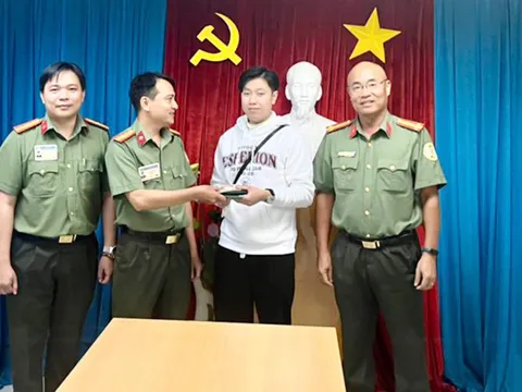 Thiếu tá công an trả ví cho hành khách để quên ở sân bay