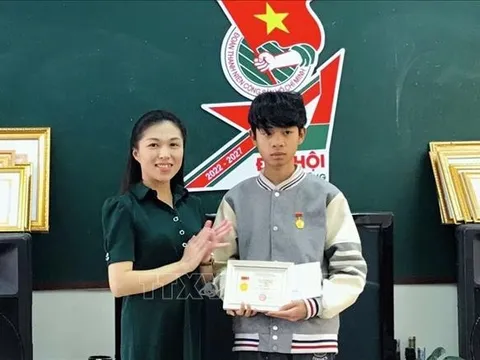 Thiếu niên 17 tuổi cứu 2 người trong ôtô bị chìm xuống hồ nhận huy hiệu Tuổi trẻ dũng cảm