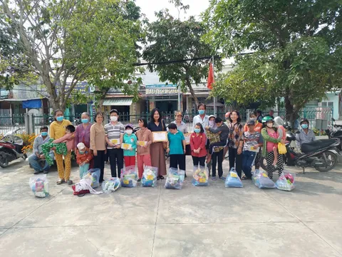 Long An: Tặng quà cho trẻ em là nạn nhân chất độc da cam