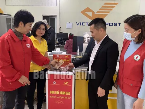 Hòm "Quỹ nhân đạo" Hội Chữ thập đỏ TP Hòa Bình: Đồng tiền nhỏ - nghĩa tình lớn