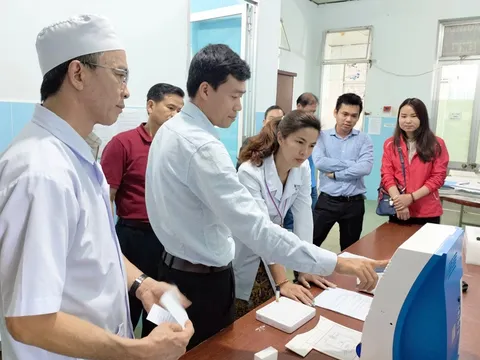 Hội Chữ thập đỏ trao tặng thiết bị y tế cho Đức Trọng và Di Linh