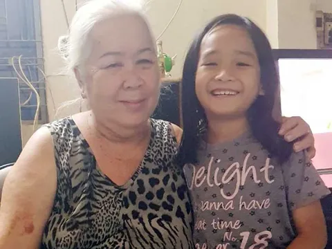 Cô bé “nhặt” của vợ chồng ông lão bán bánh xèo