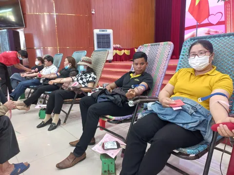 Nhiều gia đình nhiệt tình tham gia hiến máu tình nguyện