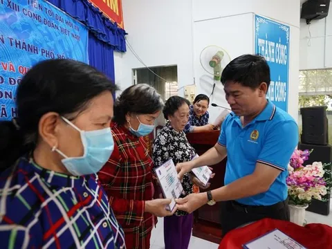 Tặng thẻ BHYT cho người nghèo vùng biên