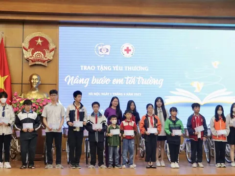 “Trao tặng yêu thương - Nâng bước em đến trường”