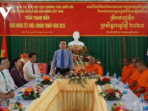 Ông Trần Thanh Mẫn thăm, tặng quà nhân dịp Tết Chôl Chnăm Thmây của đồng bào Khmer