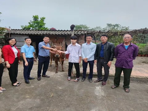 Bắc Giang: Trao sinh kế giúp đỡ học sinh nghèo