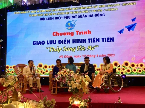 Hà Nội: Tặng quà cho người khuyết tật và phụ nữ yếu thế