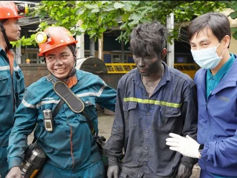 Quảng Ninh: "Nghẹt thở" 12 giờ giải cứu 2 công nhân mắc kẹt trong hầm lò