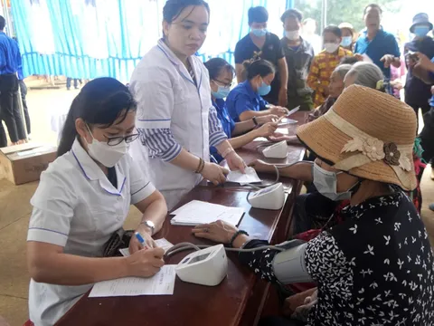 Khám bệnh, cấp thuốc miễn phí, tặng quà cho học sinh, người dân xã Đắk Ngo