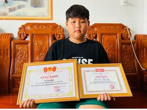 Tặng bằng khen nam sinh cứu người khỏi đuối nước