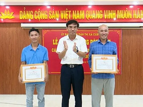 Nghệ An: Khen thưởng 2 anh em ngư dân dũng cảm cứu 4 du khách đuối nước