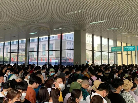 Ngày đầu nghỉ lễ, hàng nghìn người xuất, nhập cảnh ở cửa khẩu Móng Cái