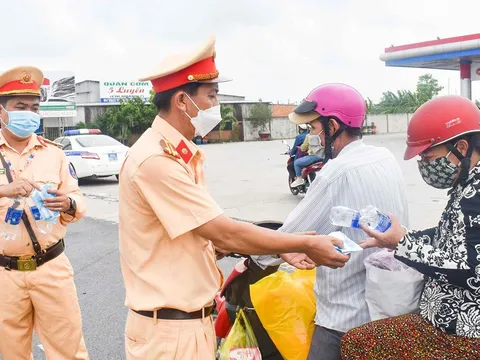 CSGT Cần Thơ phát nước uống, khăn lạnh cho người dân về quê nghỉ lễ 30/4