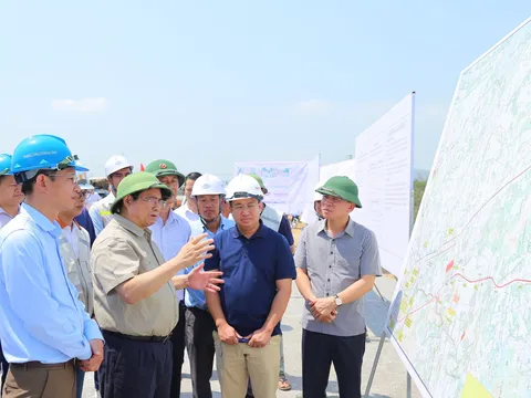 Thủ tướng Chính phủ Phạm Minh Chính kiểm tra tiến độ tuyến cao tốc Bắc - Nam đoạn qua tỉnh Thanh Hóa