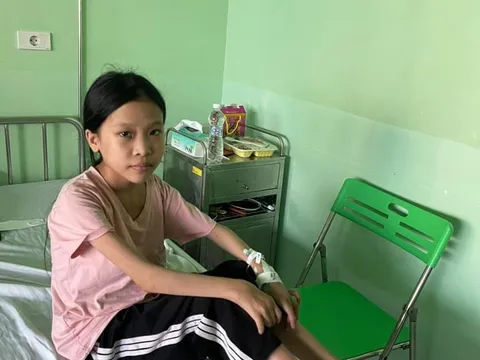 Thương cô bé nghèo mắc bệnh lạ, bố mẹ bán tài sản duy nhất để chữa trị cho con