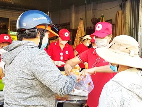 Đồng Nai: Phát 300 ổ bánh mì chay miễn phí cho học sinh, người lao động