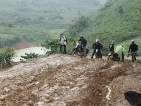 Bộ GD&ĐT sẽ khen thưởng, tôn vinh cô giáo cắm bản tử vong trên đường đến trường