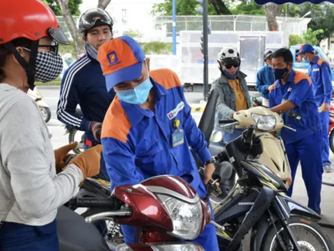 Giá xăng giảm mạnh lần thứ ba liên tiếp, mỗi lít giảm 1.300 đồng