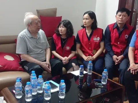Hội Chữ thập đỏ Hà Nội đến thăm gia đình nạn nhân thiệt mạng trong vụ cháy nhà tại quận Hà Đông