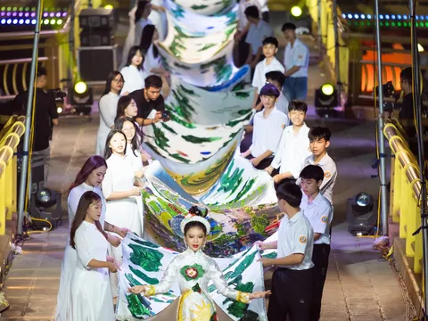 Áo dài 220,6m, nặng 250kg được xác lập Kỷ lục Việt Nam