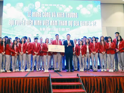 THACO AUTO trao tặng 200 triệu đồng cho Liên đoàn Điền kinh Việt Nam và chìa khóa xe tượng trưng cho VĐV Nguyễn Thị Oanh