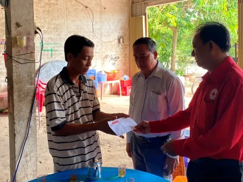 Hội Chữ thập đỏ tỉnh Đồng Tháp thăm hỏi, hỗ trợ gia đình có 3 trẻ em bị đuối nước xã Mỹ Hiệp
