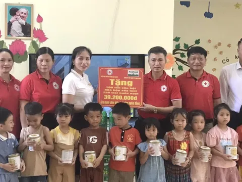 Bắc Giang: Tặng quà trẻ em nghèo, trao kinh phí xây nhà nhân đạo tại huyện Lạng Giang