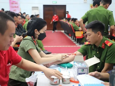 Chiến sĩ công an tỉnh Bắc Giang hiến máu tình nguyện