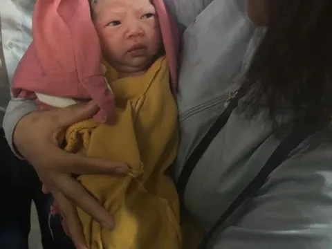 Tiếp viên đường sắt hỗ trợ sản phụ sinh bé gái an toàn trên tàu