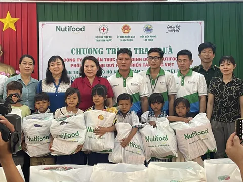 Bình Phước: Trao tặng 250 phần quà cho học sinh khó khăn, khuyết tật
