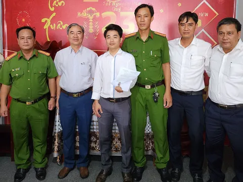 Bàn giao đồng hồ gần 300 triệu đồng bị rơi tại sân bay Phú Quốc cho người mất