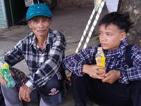 Nghệ An: Người dân quyên tiền, công an đưa 2 người dân bị quỵt lương về quê