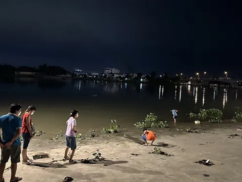 3 thanh niên lao xuống sông Sài Gòn cứu hai mẹ con bị đuối nước