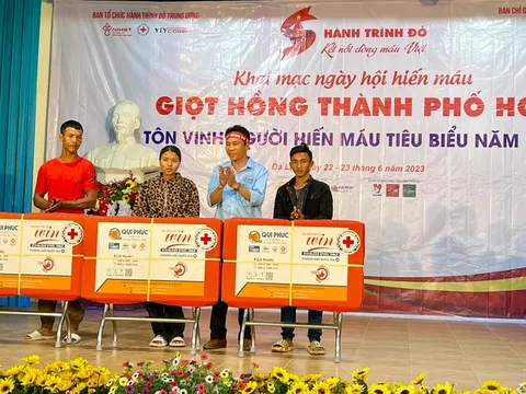 Lâm Đồng: Trao tặng 10 bộ bàn ghế cho các gia đình khó khăn