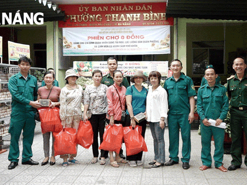 "Phiên chợ 0 đồng" ấm tình quân dân