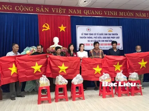 Hội Chữ thập đỏ tỉnh Bạc Liêu trao tặng 200 lá cờ Tổ quốc cho ngư dân Gành Hào