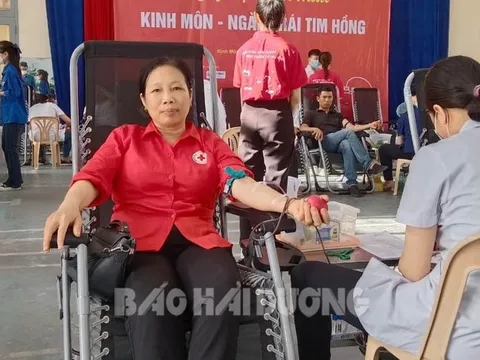 Cả gia đình tích cực tham gia hoạt động hiến máu tình nguyện