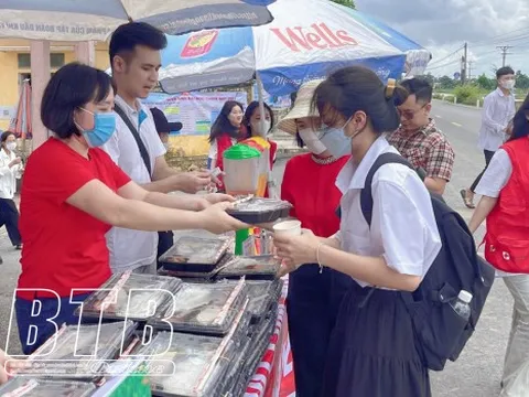 Thái Bình: Hội Chữ thập đỏ huyện Vũ Thư phát hơn 130 suất cơm và nước uống miễn phí tiếp sức mùa thi