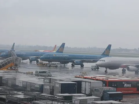 Đóng cửa ba sân bay tránh bão