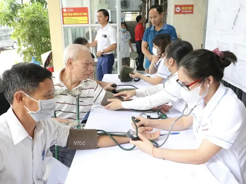 Hội Chữ thập đỏ TP Hà Nội: Khám bệnh, trao tặng quà tri ân gia đình chính sách tại huyện Quốc Oai