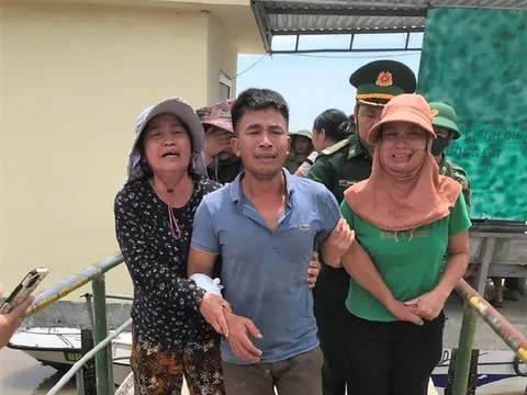 Kịp thời cứu sống 4 ngư dân bị chìm tàu trên biển