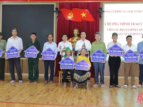 Đảng ủy Khối các cơ quan Trung ương trao tặng nhà tình nghĩa tại Thanh Hoá