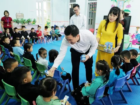 Theo chân quỹ sữa trên những hành trình “Trao sữa, gửi niềm vui”