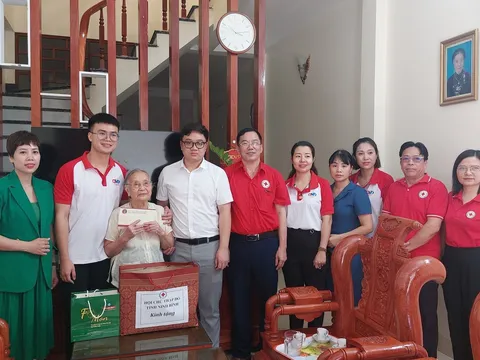 Hội Chữ thập đỏ Ninh Bình tặng quà tri ân các Mẹ Việt Nam anh hùng