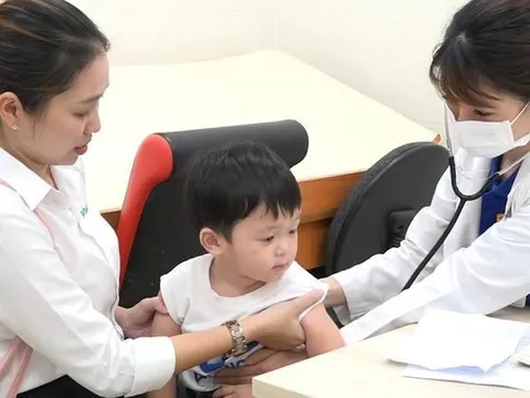 Khám sức khỏe miễn phí cho trẻ em chào đời trong tâm dịch COVID-19