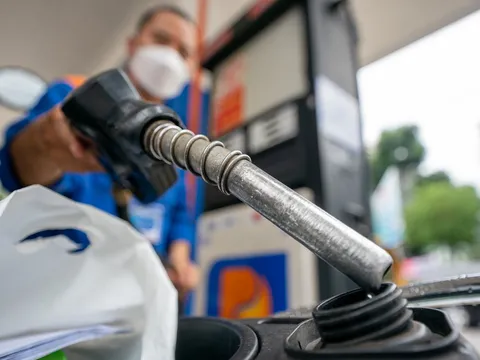 Giá xăng dầu (ngày 1/8) đồng loạt tăng chạm ngưỡng 24.000 đồng/lít